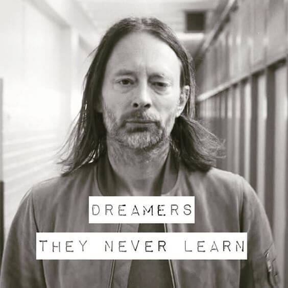 thom en blanco y negro con frase debajo que dice: dreamers,they never learn