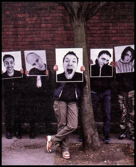foto de la banda y tapandose el rostro con fotos de sus caras