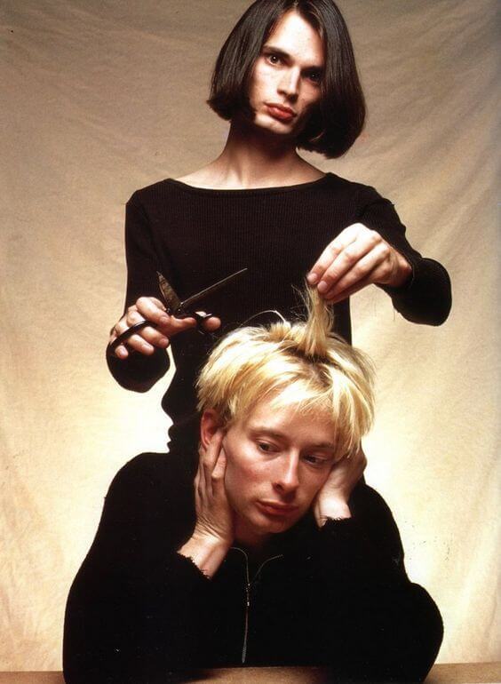 Jonny Greenwood jugando con el pelo de Thom Yorke