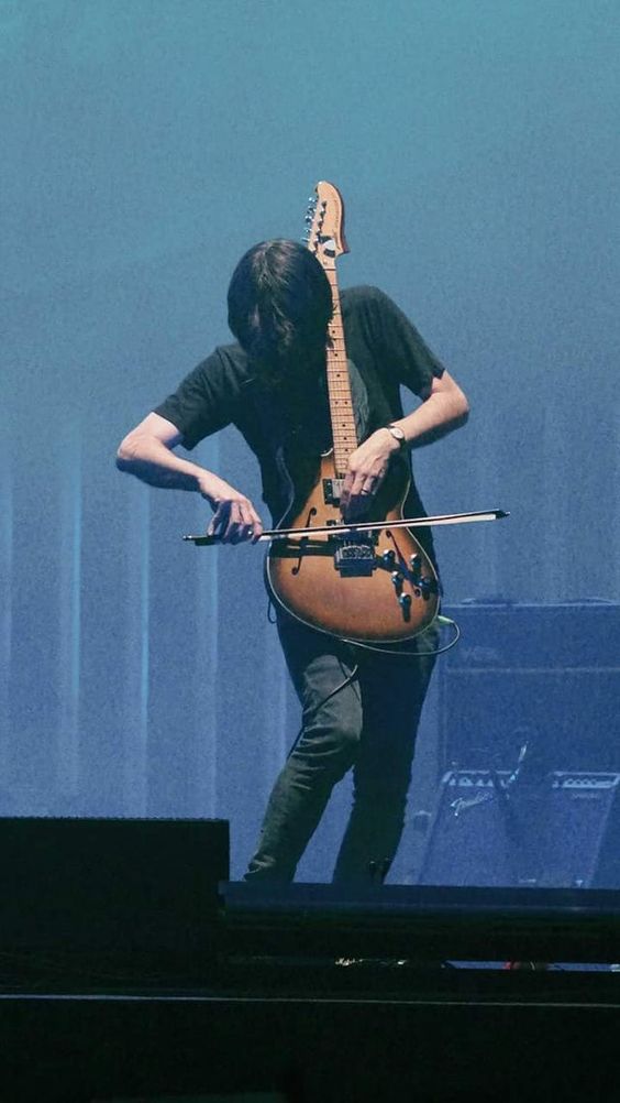 jonny tocando guitarra con arco de violin
