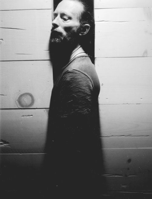 Thom Yorke entre dos paredes