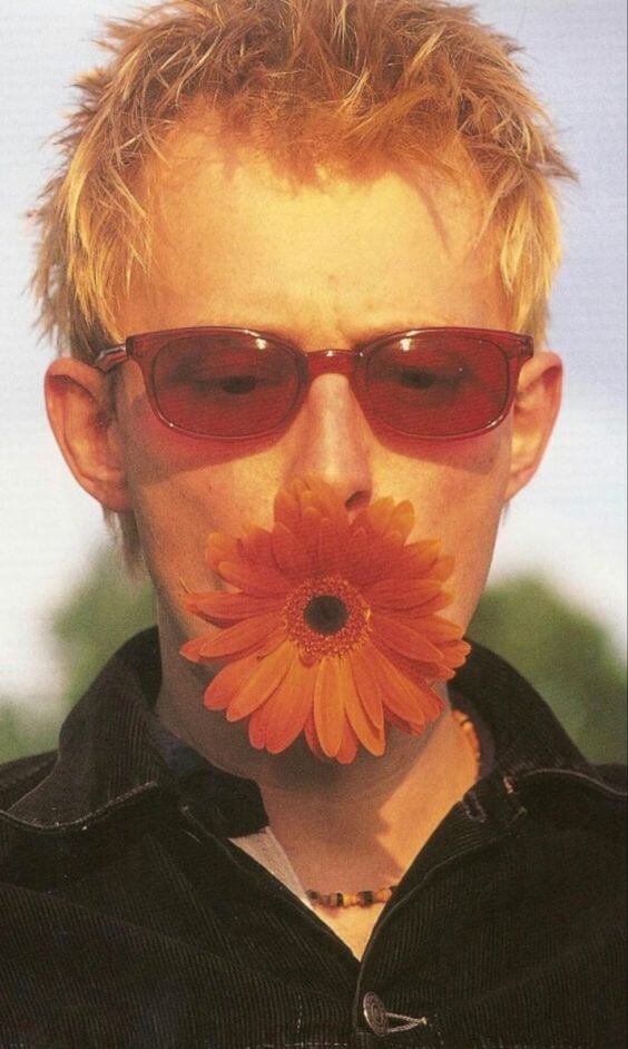 Thom con una flor en la boca