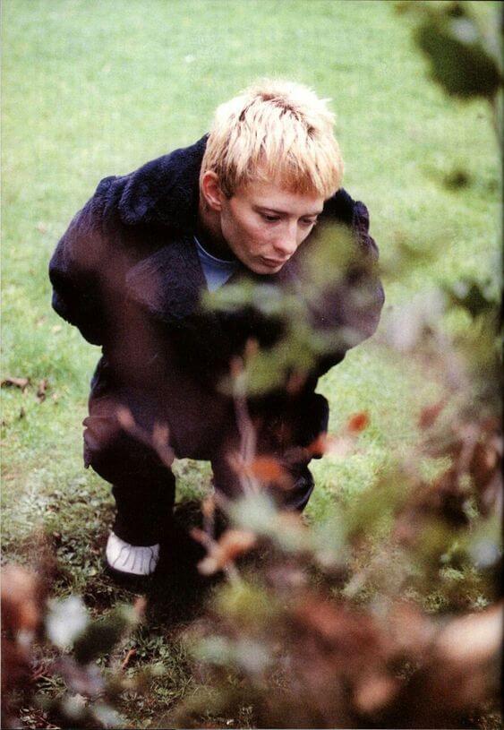 Thom Yorke observando unas plantas en un jardin