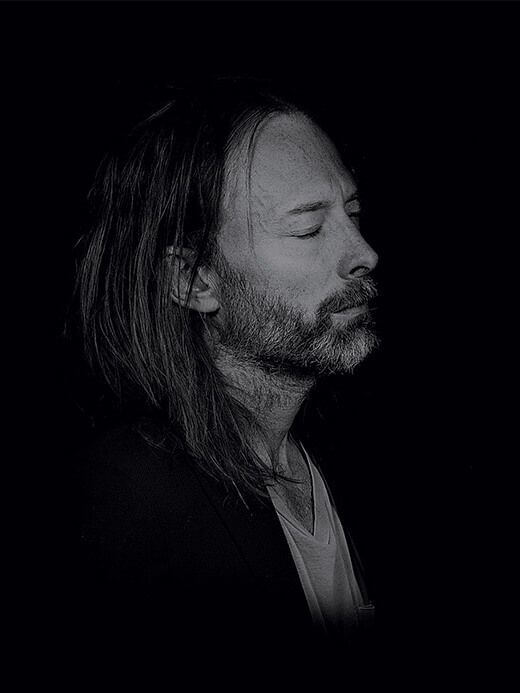 imagen en blanco y negro de Thom con ojos cerrados